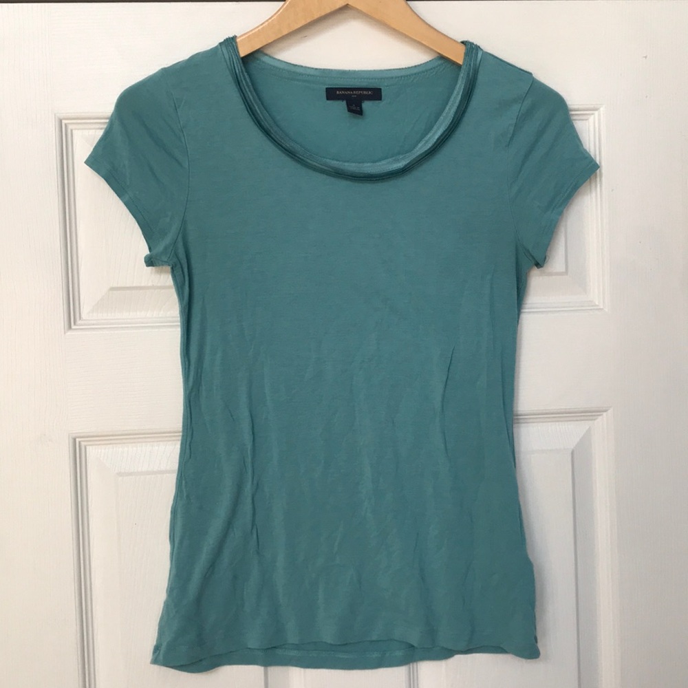 Fitted scoop neck tee